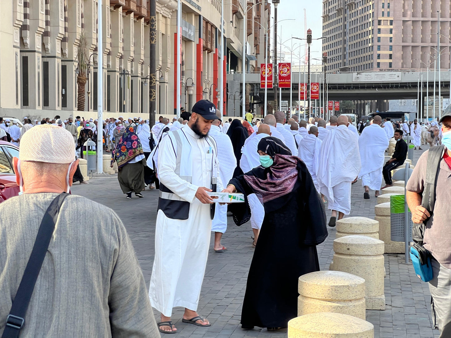 Distribute Dates In Makkah & Madinah